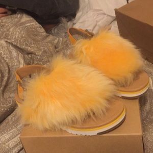 SOLD!!Ugg holly flip flops